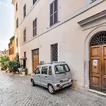 Trastevere Alley Apartment